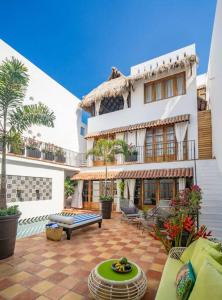 Bazén v ubytování Casa da Lusso Mexican style Hacienda nebo v jeho okolí