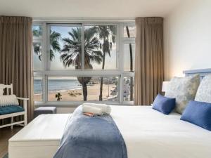 斯特兰德Elana Beachfront Condo的一间带床的卧室，可欣赏海滩美景