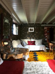 En eller flere senge i et værelse på Marina's Stone Cottage