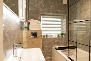 Bilik mandi di Cosy 2 Bedroom Apartment - Free Parking, Fast WiFi and Smart TV by Tejza Property