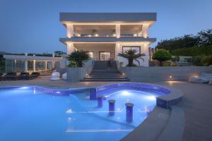 The swimming pool at or close to Villa Kalliston