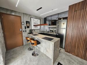 SPOT · Cobertura c/hidro em Aguas Claras, SPOT Apartments في برازيليا: مطبخ مع كونتر وثلاجة