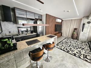 SPOT · Cobertura c/hidro em Aguas Claras, SPOT Apartments في برازيليا: مطبخ مع طاولة وكراسي في الغرفة +3 صور