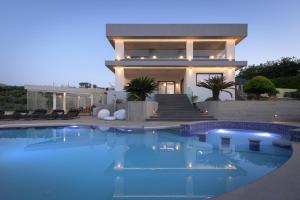 The swimming pool at or close to Villa Kalliston