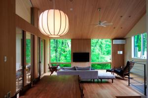 白马村soil Hakuba的客厅里有一张沙发和一台电视