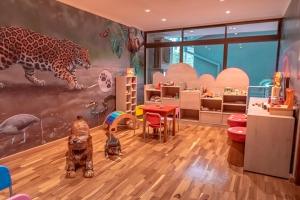 a childrens room with a mural of a leopard at Hotel Saint George in Puerto Iguazú