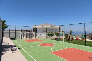Tennis and/or squash facilities at Villa Kalliston or nearby