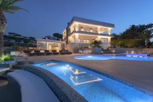 The swimming pool at or close to Villa Kalliston