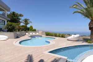 The swimming pool at or close to Villa Kalliston