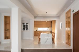 A bed or beds in a room at Villa Kalliston
