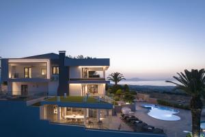 The swimming pool at or close to Villa Kalliston
