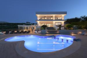 The swimming pool at or close to Villa Kalliston