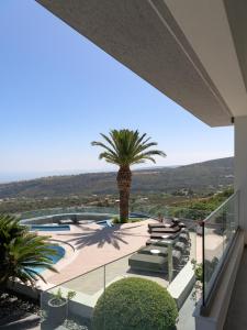 The swimming pool at or close to Villa Kalliston