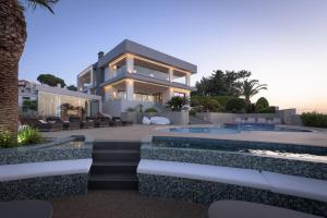 The swimming pool at or close to Villa Kalliston