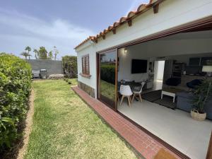 patio z widokiem na dom w obiekcie Deluxe Las Vegas Golf - by Gestión Vacacional Canarias w mieście Maspalomas