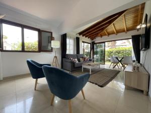 salon z niebieskimi krzesłami i kanapą w obiekcie Deluxe Las Vegas Golf - by Gestión Vacacional Canarias w mieście Maspalomas +21 zdjęć
