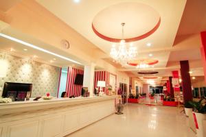 um lobby de um hotel com um lustre em Boonsiri Boutique Hotel em Si Sa Ket