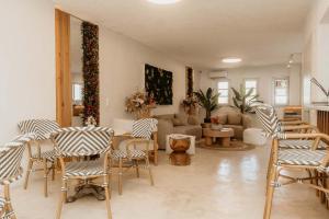 un soggiorno con tavolo e sedie di TRINITY THE HOTEL ad Ammouliani