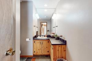 a bathroom with a sink and a mirror at Suntec Getaway in Dover +41 photos