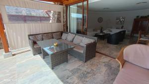 Posedenie v ubytovaní ANFI TOPAZ VILLA TAURO GOLF & BEACH 3 bedrooms 4 bathrooms private pool