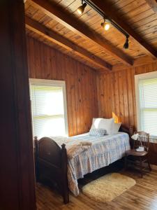 Ένα ή περισσότερα κρεβάτια σε δωμάτιο στο Farm Cabin