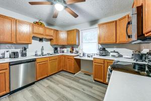 Dapur atau dapur kecil di Riverfront Cabin with Mtn Views in Tuckasegee! +19 gambar