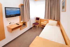 een hotelkamer met een bed en een televisie bij Apart Antonia in Ischgl
