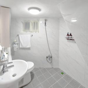 釜山にあるKen Houseのトイレと洗面台を備えた白いバスルーム