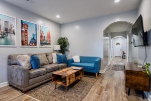 TV a/nebo společenská místnost v ubytování Stylish & Bright Gem Overlooks Lovely Park with Great Amenities