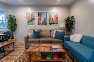 Posezení v ubytování Stylish & Bright Gem Overlooks Lovely Park with Great Amenities + 18 fotografií