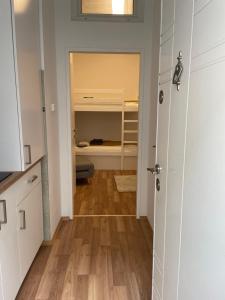 Ein Flur führt zu einem Schlafzimmer mit einem Etagenbett in der Unterkunft Central Mini Apartment RHG 1 in Wien
