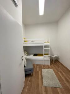 ein kleines Zimmer mit einem Etagenbett und einer Couch in der Unterkunft Central Mini Apartment RHG 1 in Wien + 11 Fotos