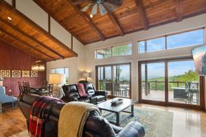 ein Wohnzimmer mit Sofa und Tisch in der Unterkunft Long View in Beech Mountain