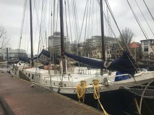 un velero atracado en un muelle en un puerto en Uniek verblijf op slaapschip (tot 20 personen) nabij het centrum van Leeuwarden, en Leeuwarden