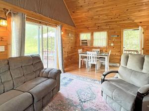 Χώρος καθιστικού στο Beach Daze Cottage Brought to you by GetAway Vacations