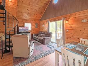 ein Wohnzimmer mit Sofa und Tisch in der Unterkunft Beach Daze Cottage Brought to you by GetAway Vacations in York