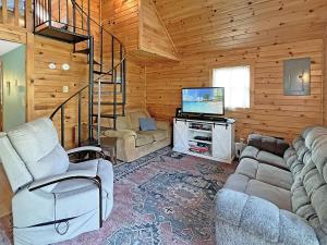 ein Wohnzimmer mit Sofa und Fernseher in der Unterkunft Beach Daze Cottage Brought to you by GetAway Vacations in York