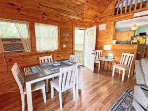 ein Esszimmer mit Tisch und Stühlen in einer Hütte in der Unterkunft Beach Daze Cottage Brought to you by GetAway Vacations in York