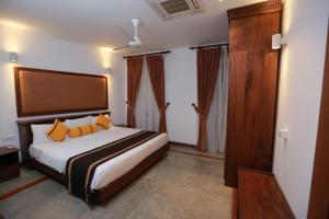 Een bed of bedden in een kamer bij Refresh Hotel Hikkaduwa