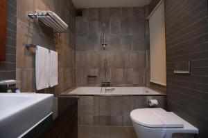 Een badkamer bij Refresh Hotel Hikkaduwa