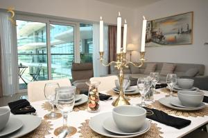 Χώρος καθιστικού στο 2BR Enchanted Hideaway in Al Raha - Pool, Gym, and Relaxing Stay Near Yas Island