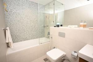 Ένα μπάνιο στο 2BR Enchanted Hideaway in Al Raha - Pool, Gym, and Relaxing Stay Near Yas Island