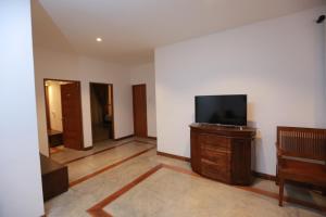 Een TV en/of entertainmentcenter bij Refresh Hotel Hikkaduwa
