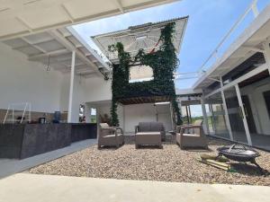 オンダにあるTerraMonteの建物の上に椅子とツタのある部屋 +5枚の写真