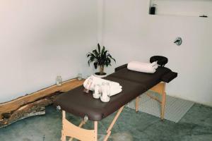 オンダにあるTerraMonteの部屋にあるタオルと椅子が置かれたテーブル