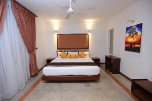 Een bed of bedden in een kamer bij Refresh Hotel Hikkaduwa
