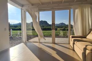 オンダにあるTerraMonteのソファと大きな窓のあるリビングルーム