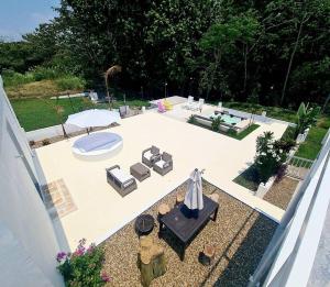 オンダにあるTerraMonteの椅子と傘のあるパティオの上空からの眺め
