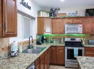 Dapur atau dapur kecil di Spacious 3 BR with Pool Minutes Away from Lake