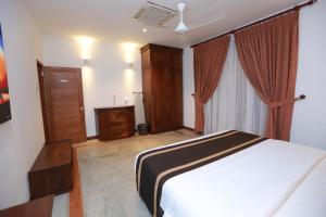 Een bed of bedden in een kamer bij Refresh Hotel Hikkaduwa